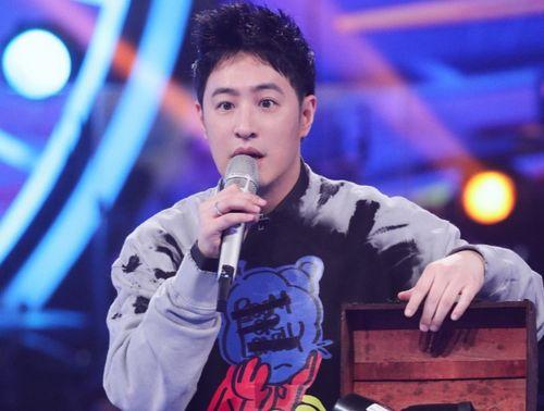 娱乐圈爆料男明星恋情,当红男星恋情曝光，神秘女友身份引热议！